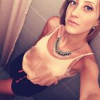 opuštena smirena devojka