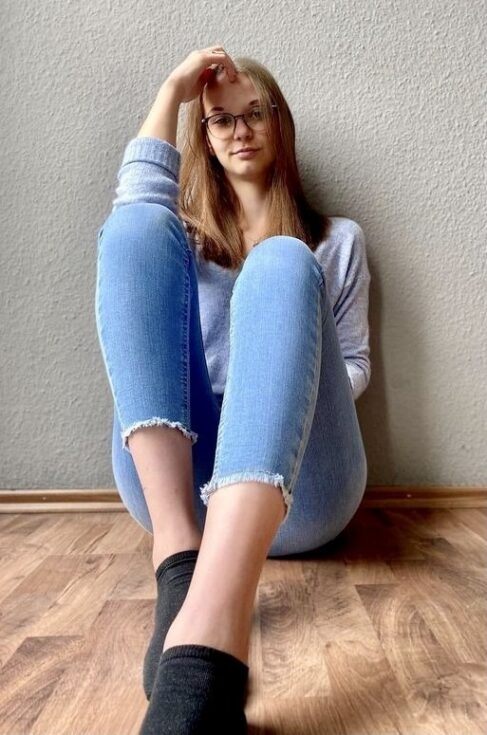 povucena devojka